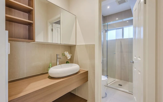 StayAU Magnificent Lakefront Villa