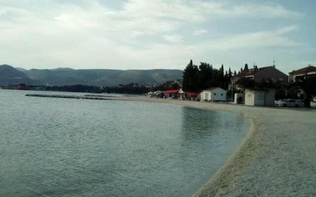 Charming 2-bed Apartment in Okrug Gornji