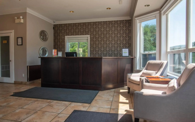 Riverland Inn & Suites