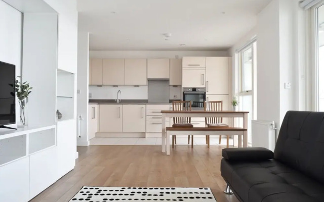 2 Bedroom Riverside Flat in Greenwich With Large Balcony