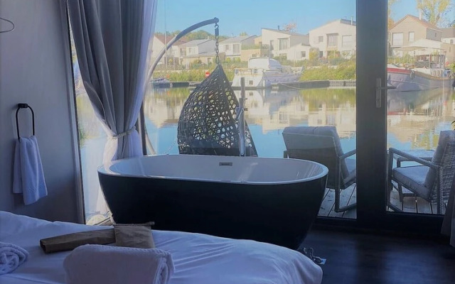 Un Moment Suspendu Pour Couple : Houseboat « Trampoline sur Leau »