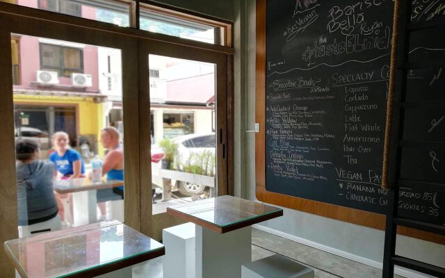 The Cavern Pod Hotel & Specialty Café - Hostel