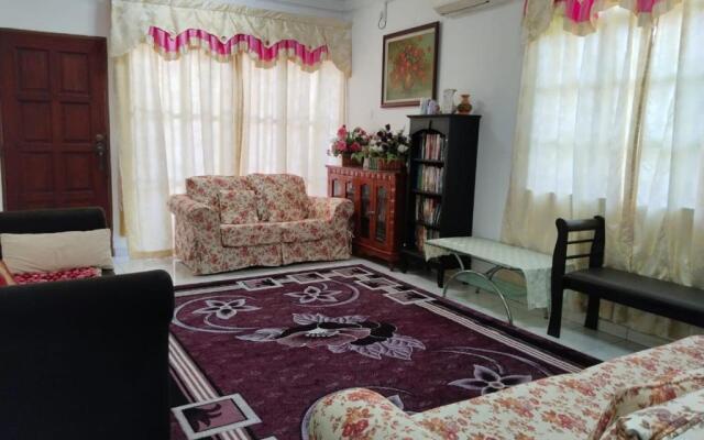 Homestay YatiMizi (Bungalow Station 18, Ipoh)