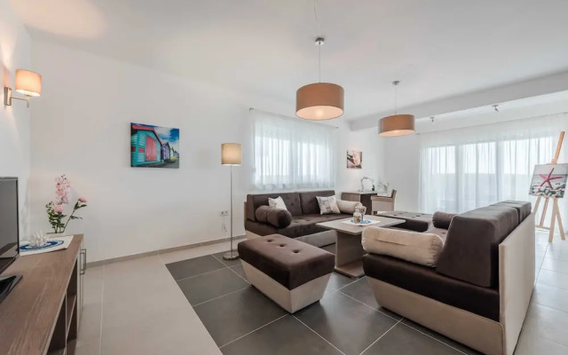 Luxury Escape With Swimming Pool & Modern Design