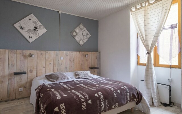 Luxurious Holiday Home with Swimming Pool in Meyrals