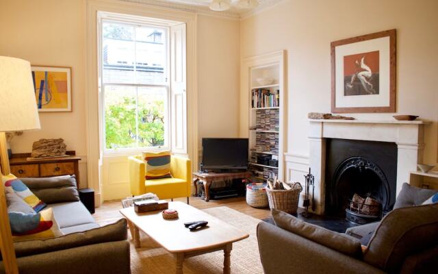 Stylish Georgian Apartment in Leith