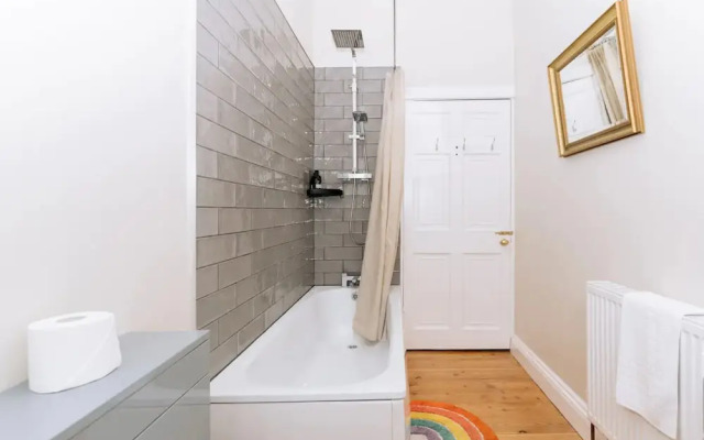Bright and Cosy 2 Bedroom Flat in Trendy Leith