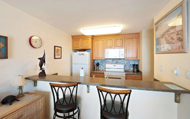 Kona Reef F2 Charming Oceanfront Condo for 4!