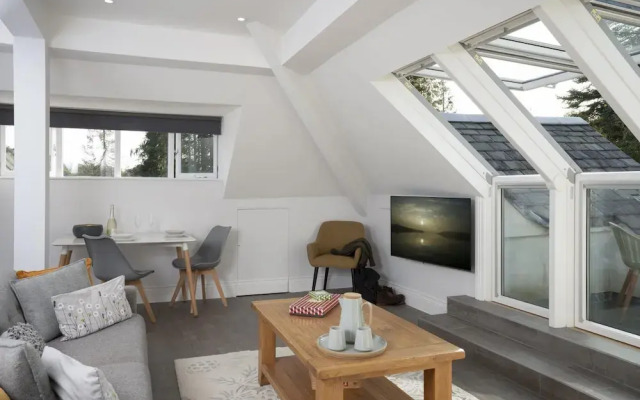 Storrs Hill Sanctuary - Spacious Studio - Stunning Lake Views