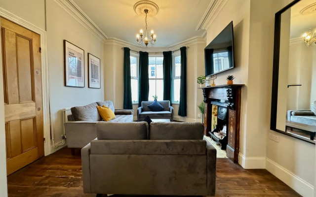 Large CityCentre Townhouse & Pool Table with Offroad Parking