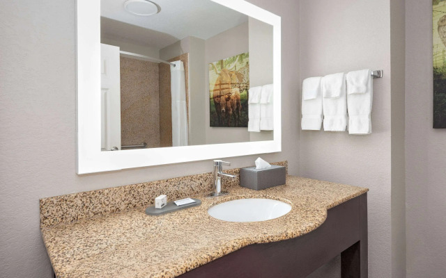 La Quinta Inn & Suites by Wyndham Alvarado