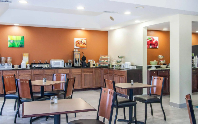 Econo Lodge Inn & Suites