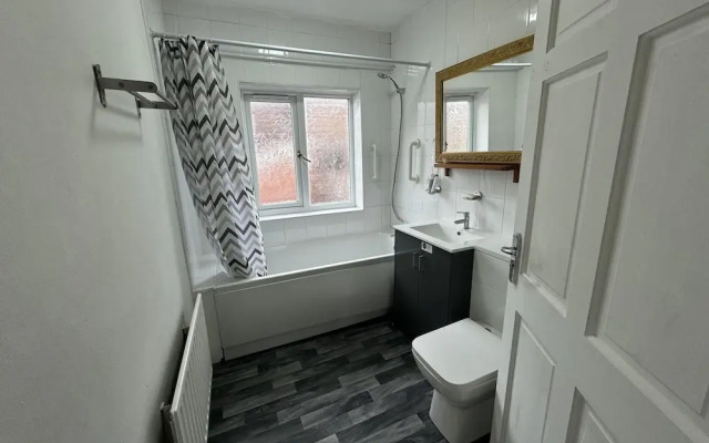 Charming Stoke House With 2 Nice Bedrooms