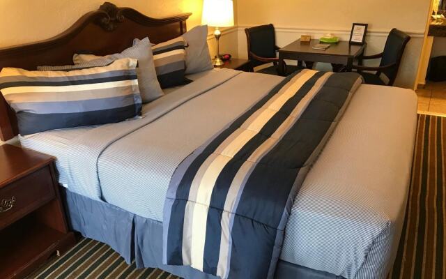 Monterey Pines Inn