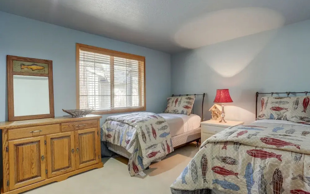 Pet-Friendly 13 Ollalie Home features Double Car Garage by RedAwning