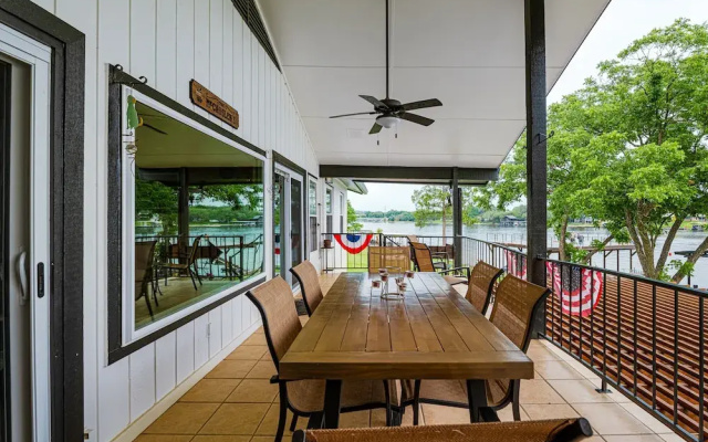 Waterfront 5 BR w/ Hot Tub Sleeps 13!