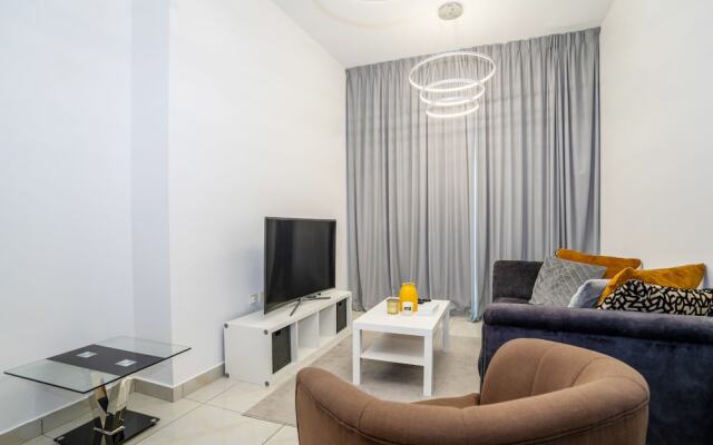 Tanin - Modern Spacious 1BR Apartment With 2 Balconies