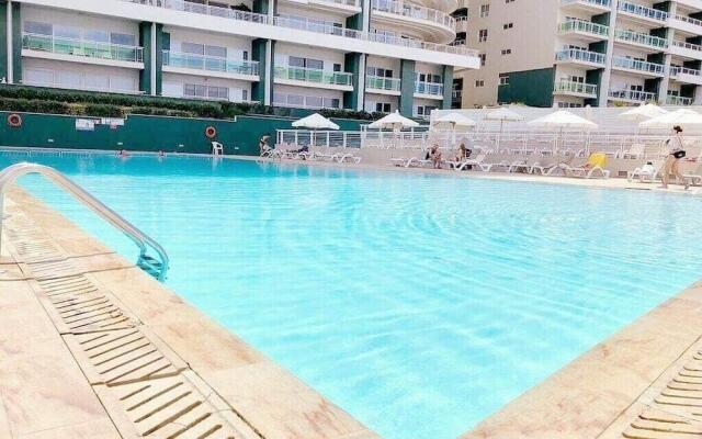 Stunning Seafront Lux Apt wt Pool, Upmarket Area