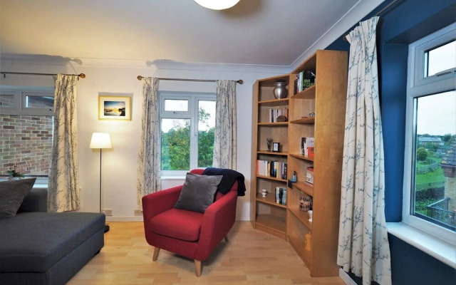 Quiet APT Sleeps 4-6 Central Windsor With Parking