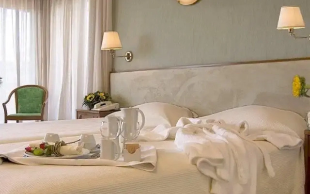 Plaza Vouliagmeni Strand Hotel