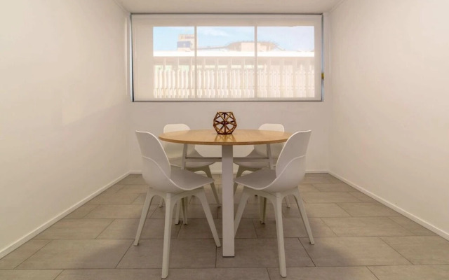 2 Bedroom Apartment Seconds From Valley