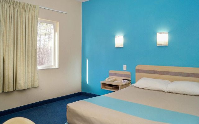 Motel 6 Peterborough, ON