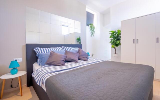 Fran Center Apartments (Square)