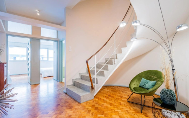 UNIQUE Modernist Duplex apartment & PARKING