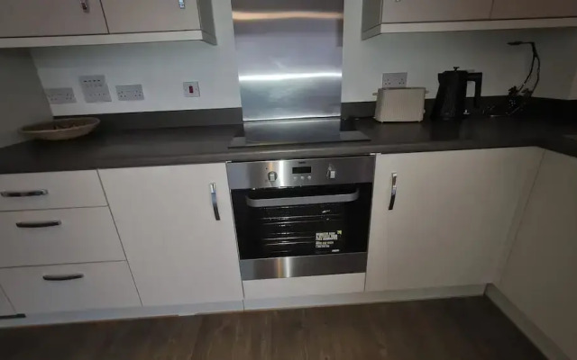 Barking 2 Bed Apt With Parking & Good Travel Links