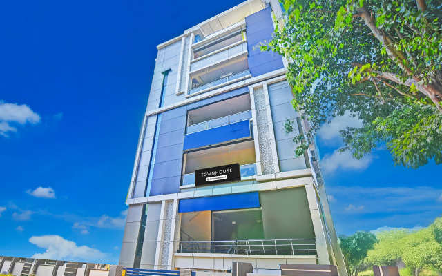 Super Townhouse Dwarakanagar Near Gurudwara