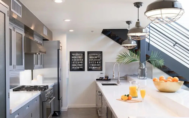 Penthouse 2br/2ba in Warehouse Dist. by Domio