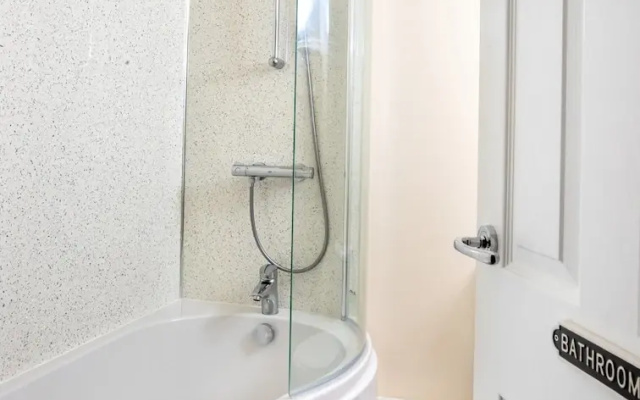 Bright Apartment With Patio Garden, No Deposit