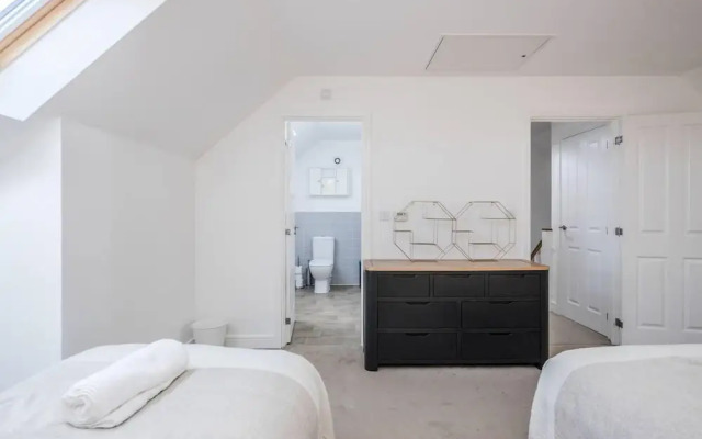 tms Cheerful 5bdr House! Thurrock! Free Parking!