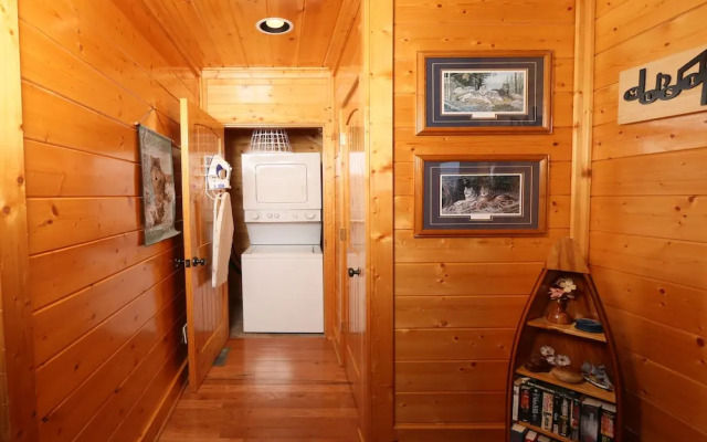 Howling Wolf - One Bedroom Cabin