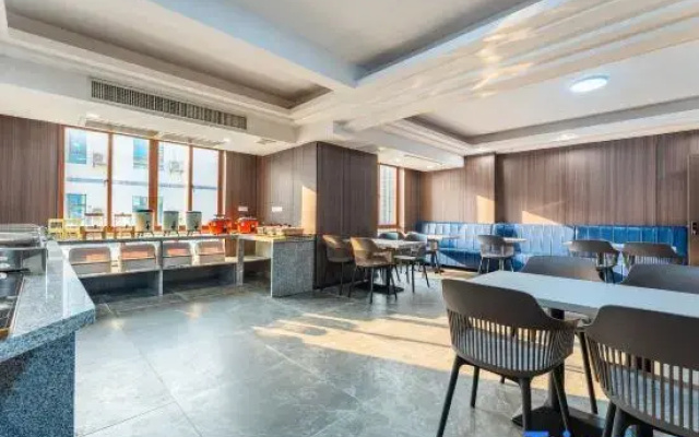 V8 plus Huanlin Hotel (Wanning High-speed Railway Station Branch)