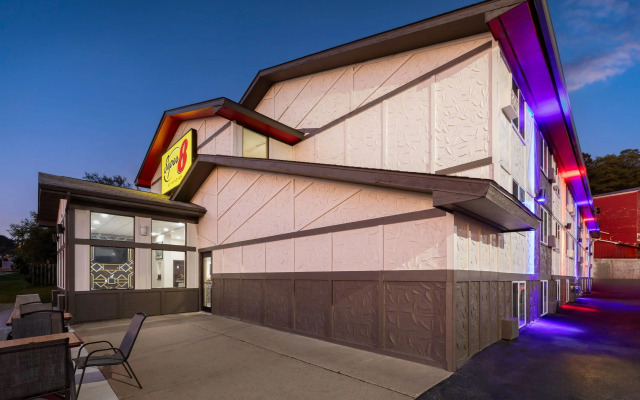 Super 8 by Wyndham Winona MN