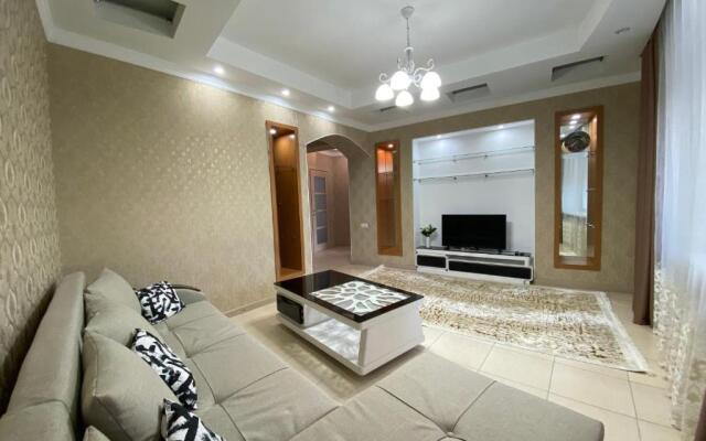 3-h komnatnye apartamenty v tsentre