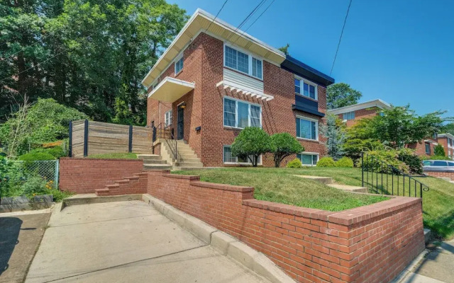 Pet-friendly Arlington Townhome w/ Furnished Patio