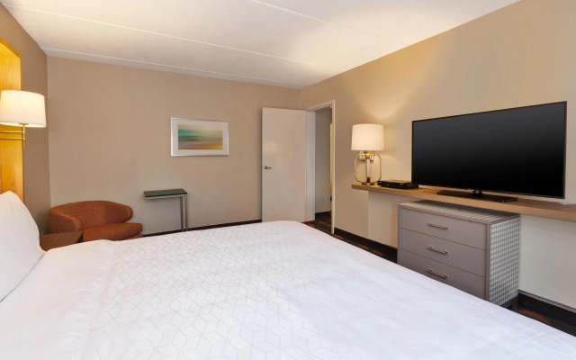 Holiday Inn Westbury - Long Island by IHG