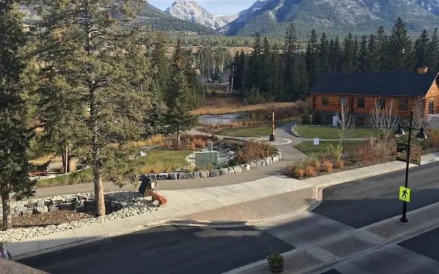 Rundle Cliffs Lodge by Canmore Premier