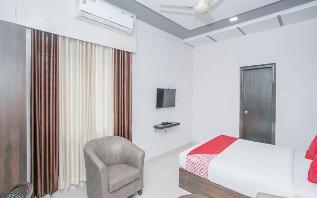 OYO 15352 Sahara Suites