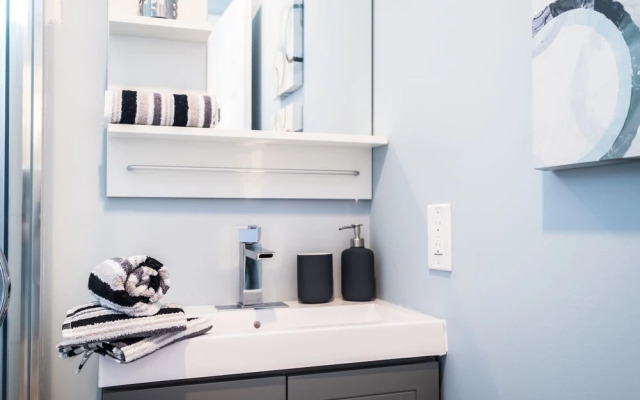 Chic & Central 3-bedroom in Little Italy