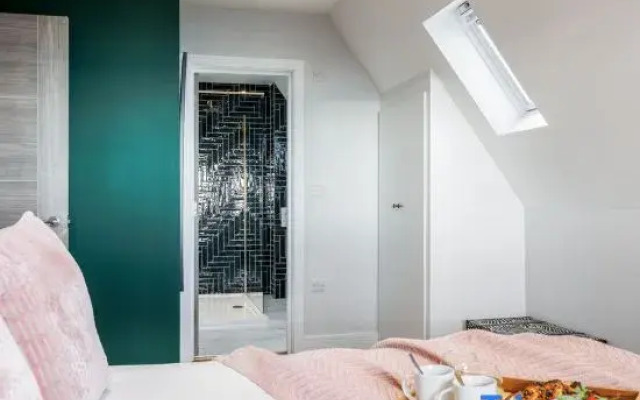 Luxury Penthouse 2-Bed Apt w/ Sea View, Gym & PKG