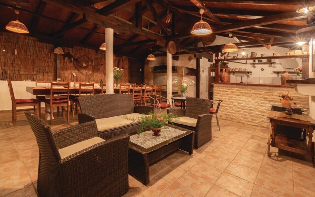 Beautiful Home in Banj With Wifi and 5 Bedrooms