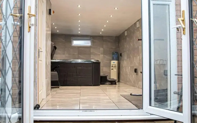 1-bed Apartment With Private hot Tub, Sauna & gym