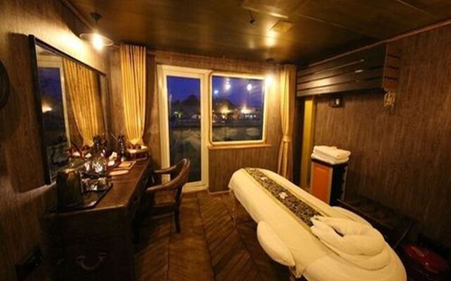 Vintage Luxury Yacht Hotel