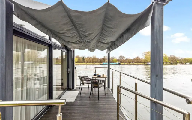Ondine Houseboat on the Thames - From 160 Per Night