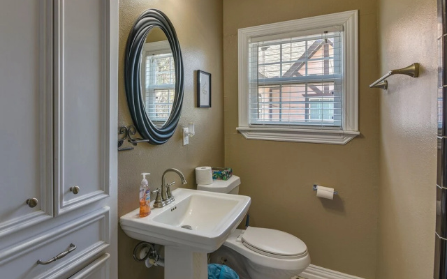 Quaint Houston Hideaway - 3 Mi to Downtown!