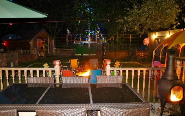 Squirrel Barn. Hi-spec. Hot tub & Wifi. Sleeps 14