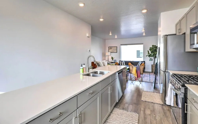 Modern Mountain Townhome - Ski Nearby